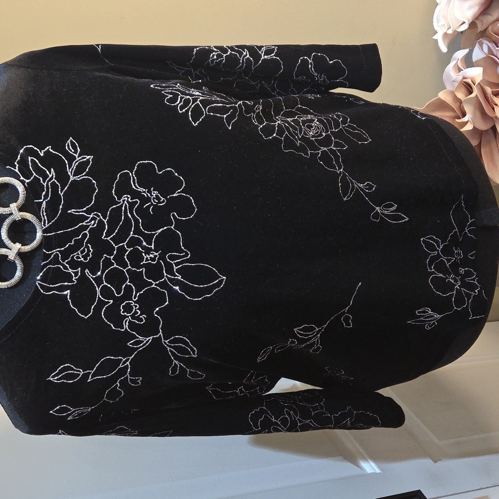 Nwot 18/20W Fashion BUG Chic Black Floral Velvet Blouse - Picture 17 of 17